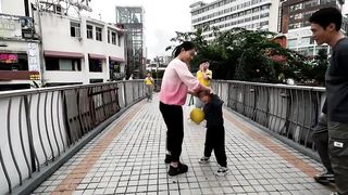 How do Chinese Kids React to Foreigners