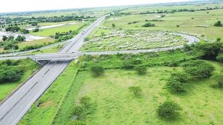 Expressway sa Nueva Ecija TINAMBAKAN NG MGA MAGSASAKA dahil hindi sila nabayaran ng tama