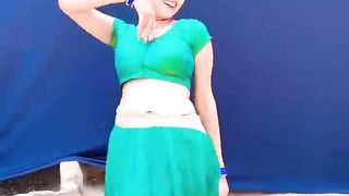@dancermeenu #shorts #reels-dJI5qtLOHWc-720p-1704293514.
