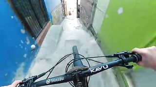 Ruelles étroites, à pleine vitesse