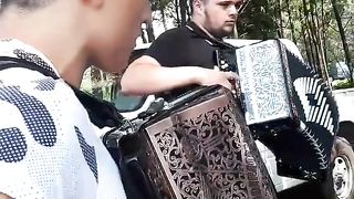 This is how you play the concertina on the mountain magnificently.