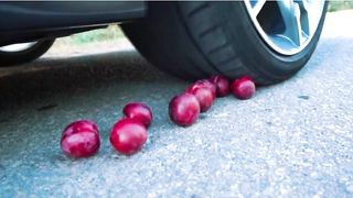 Esmagando coisas crocantes e macias de carro! CARRO EXPERIMENTAL vs MANDARINA