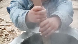 اوزین ساگ گھوٹ رہا ہے