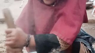 اریحہ ناز ساگ گھوٹ رہی ہے