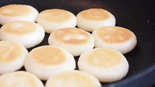 Making Crispy and Chewy Honey Rice Cake with Milk