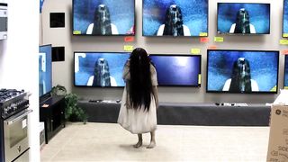 Rings (2017) - TV Store Prank 2