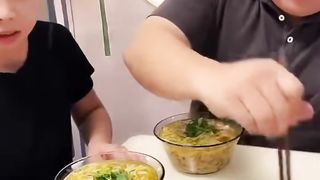 Pertunjukan Makan Suami Istri yang Lucu - Pertarungan Makanan Epik! ????????#asmr #美味しい食べ物#食べ物 #vlog.