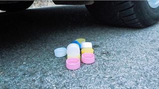 Esmagando coisas crocantes e macias de carro! EXPERIMENT CAR vs pasta de dente e balões