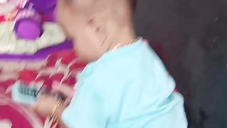 Anak kecil sedang apa ya