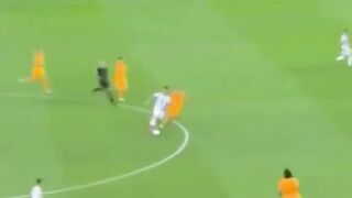 Messi Dilanggar, Bola Paredes Hampir Kena Pemain Cadangan Belanda