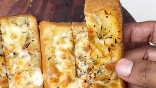 garlicbread #garlicbreadrecipe #garlic #recipes #recipeshare #foodblogger #homecooking #viralreels #trending #food_eternity