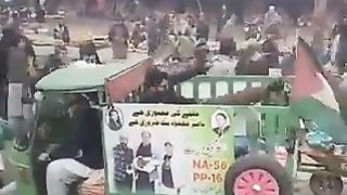 نوازشریف کی تصویر سستی سبزی عوام نے  ٹماٹروں سے استقبال پ