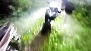Motoclista cortam caminho e são surpreendidos pelo o verdadeiro mogli da floresta