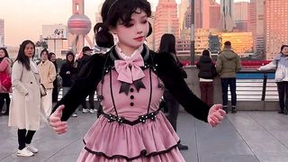 Mesmerizing Mechanical Dance Dolls: A Visual Delight!