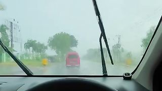 Hujan di dalam mobil