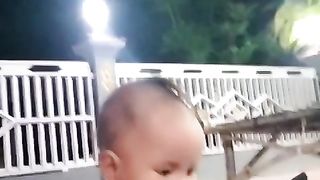 Anak kecil lucu sedang fokus