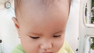 Senyum anak kecil ini sungguh menawan