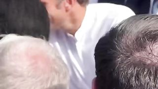 Je caricature Emmanuel Macron et il rigole