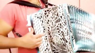 Grande artista, tanto toca concertina como canta ao desafio.