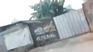Petugas dishub nyangkut di kap mobil