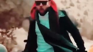 Muhbat ki hain in log na dekho tu in ko