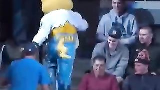 The world’s funniest mascot moment of all time ????