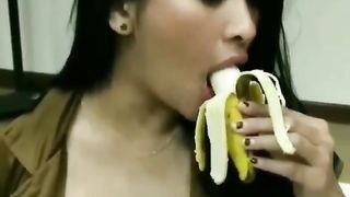 My aunt ate a banana and it made me sick#fyp