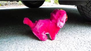 Esmagando coisas crocantes e macias de carro! CARRO EXPERIMENTAL VS FAMÍLIA PEPPA PIG