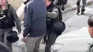 شاهد ما يفعله جنود الاحتلال بالفلسطنين بالاقصى
