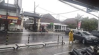 Nunggu hujan reda