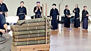 how to use a katana correctly