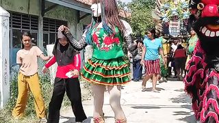 Bety is dancing with the community