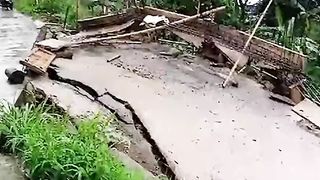 Detik dertik longsor di cijeruk bogor