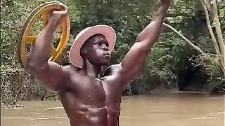 Natural_Africa_body_builder_Mr_wad_works_out_on_water_????????????(360p).