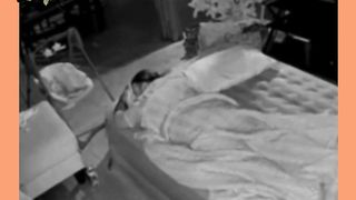 Assustador! Mulher Dorme Tranquila, Mas Algo Sobrenatural a Espia na Escuridão do Quarto!