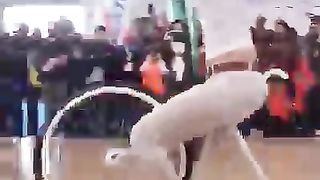 Can_t stop watching with this beautiful girl's performance