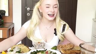 Bule barbie makan banyak makanan Indonesia
