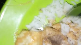 Makan dengan gulai ikan