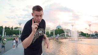 гитарист ПОДНИМАЕТ НАСТРОЕНИЕ