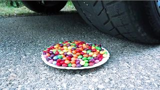 Esmagando coisas crocantes e macias de carro! CARRO EXPERIMENTAL vs CORES 2