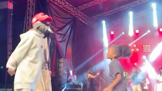 Gazo réalise le rêve de 2 fans sur scène ????