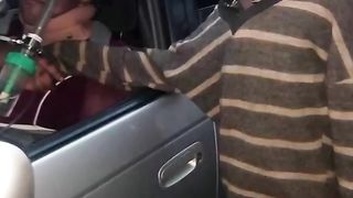 Cet enfant de la rue s’approche de la voiture pour mendier ce qu'il voit le fait pleurer
