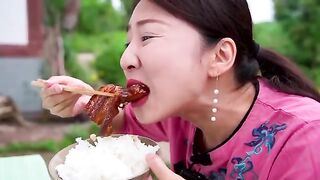 It's cool to eat meat like this in Xiaoyu