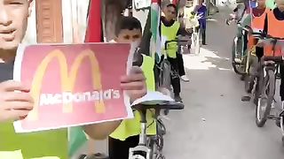 اطفال تدافع عن حقوقها