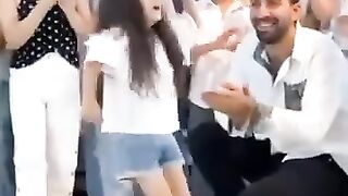 الطفلة تردي رقصة تركية