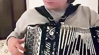 Uma modinha chamada o Zumba na Caneca tocada pela Sara .