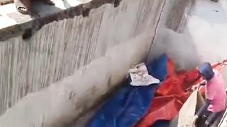 Setiap pemasangan terpal selesai lalu diisi air, maka disitulah bocil-bocil berenang ceria