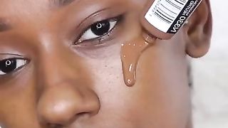 maquillage très simple avec du fond du teint et du mascara pour les débutantes
