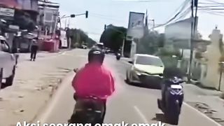 Emak - emak ugal-ugalan terobos lampu merah