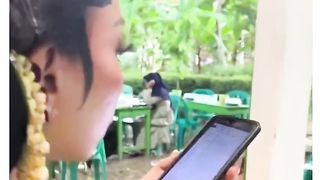 Pengantin wanita yang tetap bekerja di hari resepsi pernikahannya